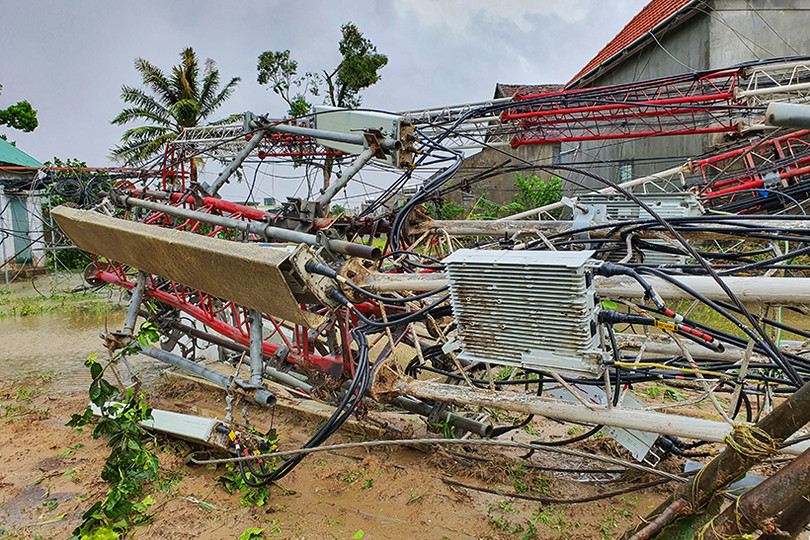 Lốc “quét” 2 phút, gãy cột viễn thông, 93 nhà dân tốc mái ở xã biển Hà Tĩnh