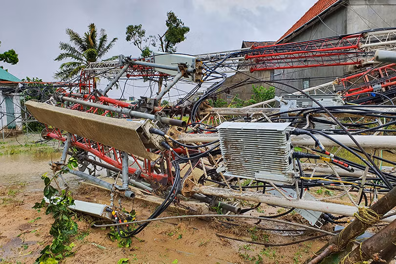 Lốc “quét” 2 phút, gãy cột viễn thông, 93 nhà dân tốc mái ở xã biển Hà Tĩnh