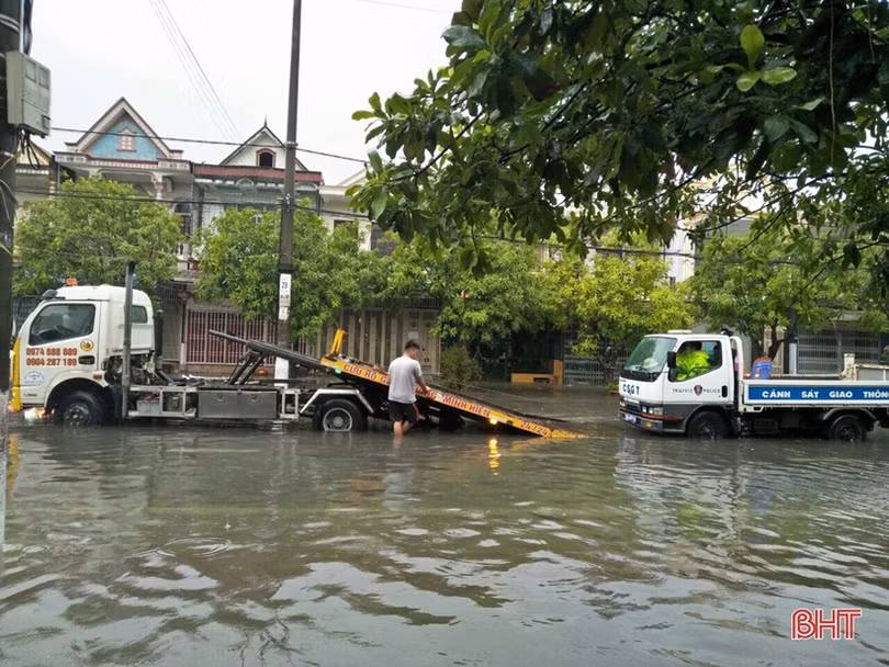 Mưa lớn trong nhiều giờ, đường phố Hà Tĩnh ngập sâu, nhà dân “chạm” lụt