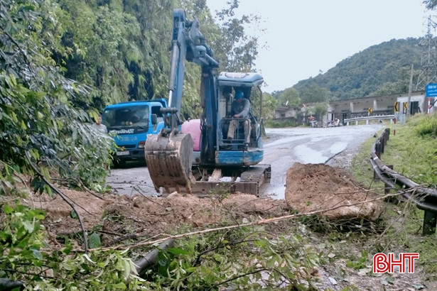Thông xe tuyến QL 8A bị ách tắc nhiều giờ do sạt lở đất