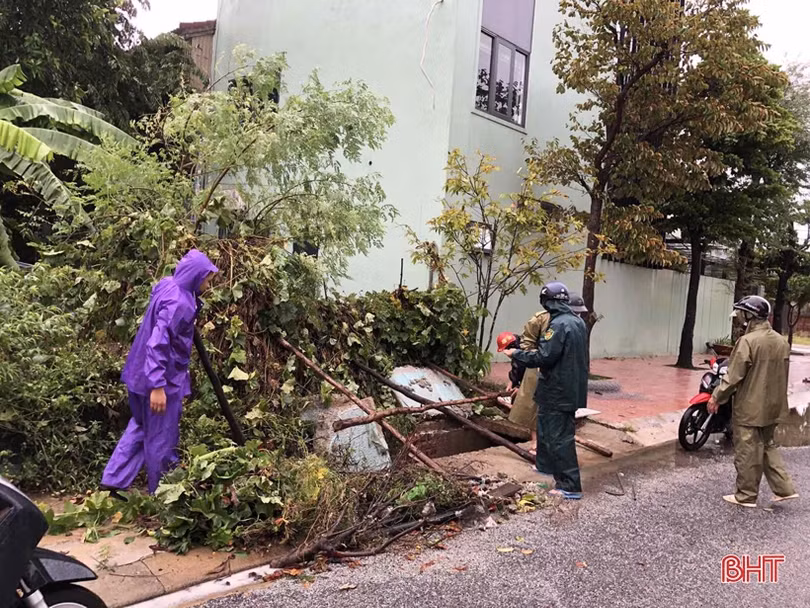 Mưa lớn trong nhiều giờ, đường phố Hà Tĩnh ngập sâu, nhà dân “chạm” lụt