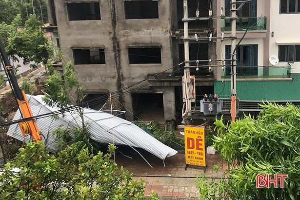 Mái tôn bị hất vào trạm biến áp gây phóng điện nhà dân ở TP Hà Tĩnh