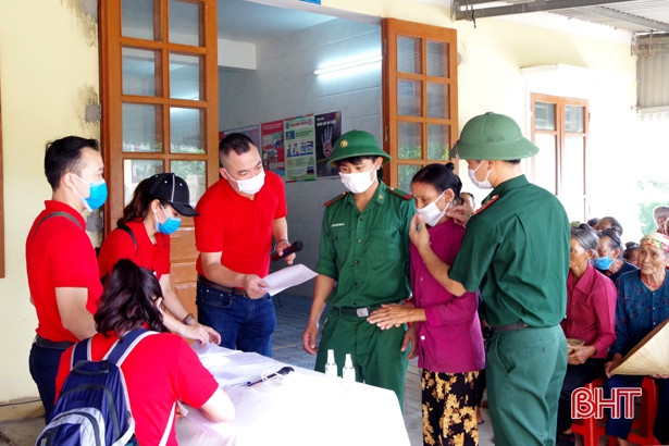 Khám, cấp thuốc cho gia đình chính sách, người có hoàn cảnh khó khăn xã Kỳ Nam