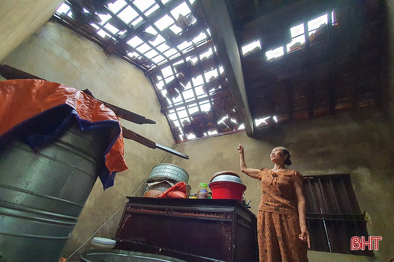 Lốc “quét” 2 phút, gãy cột viễn thông, 93 nhà dân tốc mái ở xã biển Hà Tĩnh