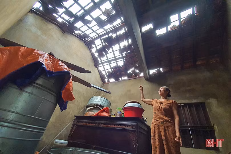 Lốc “quét” 2 phút, gãy cột viễn thông, 93 nhà dân tốc mái ở xã biển Hà Tĩnh