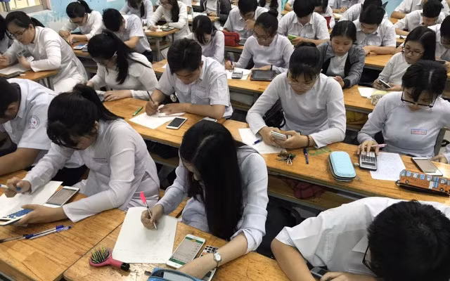 Học sinh được sử dụng điện thoại: Chuyên gia giáo dục nói gì?