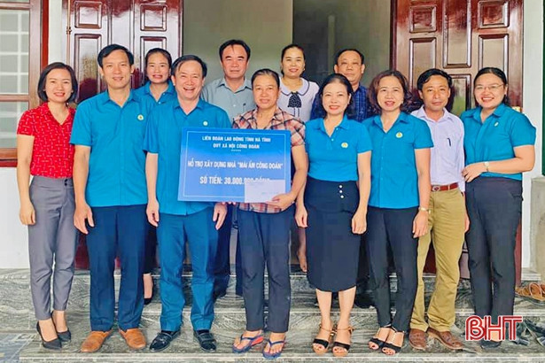 Công đoàn các cấp, ngành ở Hà Tĩnh hỗ trợ 2 gia đình đoàn viên khó khăn