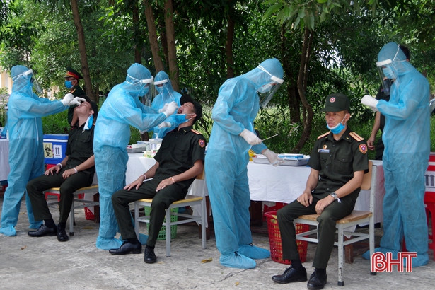Phó Tư lệnh Quân khu 4 trao quà hỗ trợ cán bộ, sỹ quan Lào đang cách ly tại Hà Tĩnh