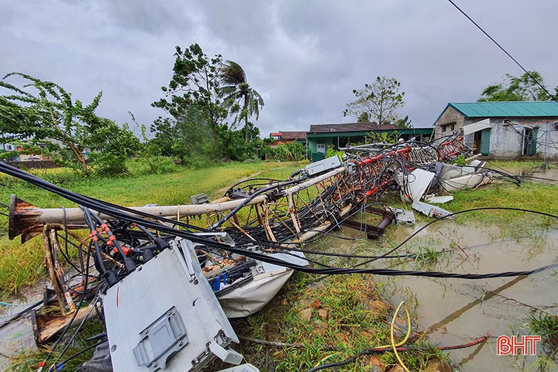 Lốc “quét” 2 phút, gãy cột viễn thông, 93 nhà dân tốc mái ở xã biển Hà Tĩnh