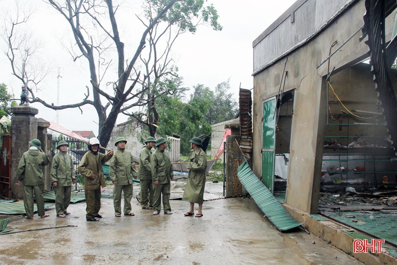 Lốc “quét” 2 phút, gãy cột viễn thông, 93 nhà dân tốc mái ở xã biển Hà Tĩnh