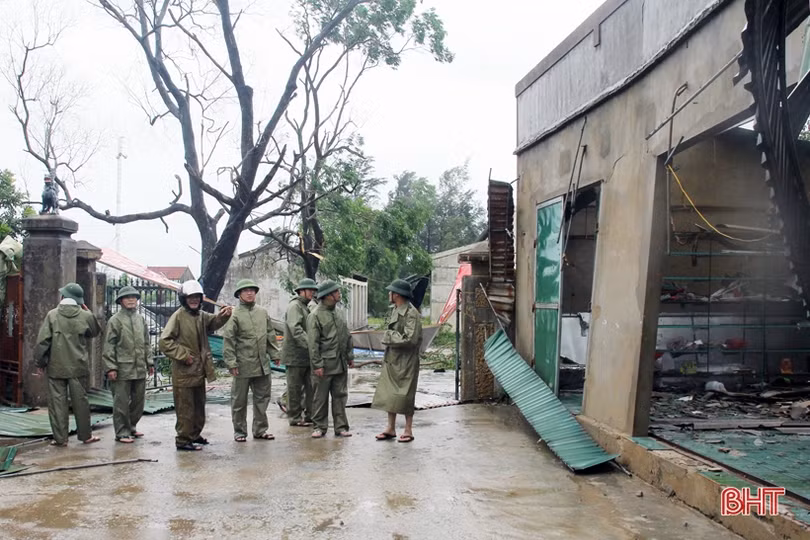 Lốc “quét” 2 phút, gãy cột viễn thông, 93 nhà dân tốc mái ở xã biển Hà Tĩnh