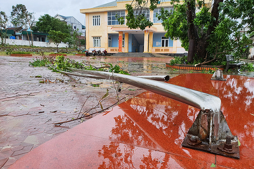 Lốc “quét” 2 phút, gãy cột viễn thông, 93 nhà dân tốc mái ở xã biển Hà Tĩnh
