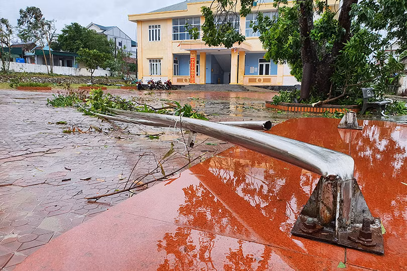 Lốc “quét” 2 phút, gãy cột viễn thông, 93 nhà dân tốc mái ở xã biển Hà Tĩnh