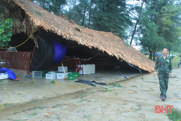 Ảnh hưởng bão số 5, nhiều nhà dân ở Nghi Xuân bị tốc mái, kè biển Lộc Hà sạt lở