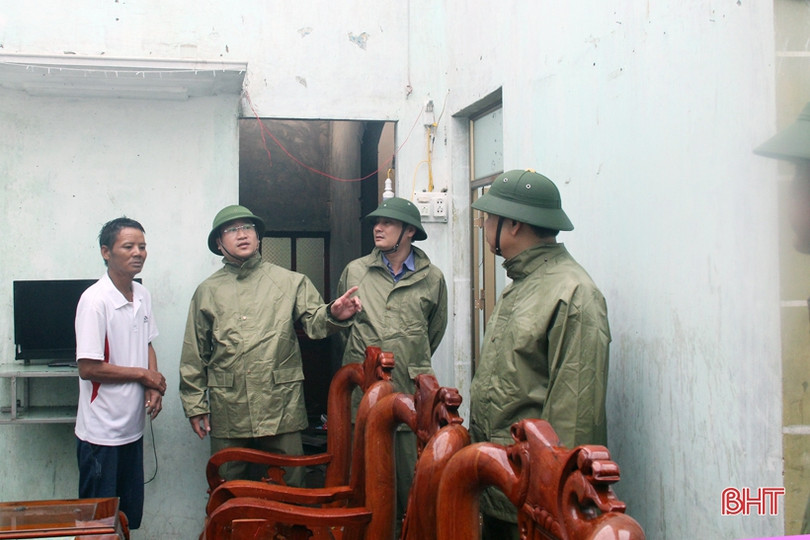 Lốc “quét” 2 phút, gãy cột viễn thông, 93 nhà dân tốc mái ở xã biển Hà Tĩnh