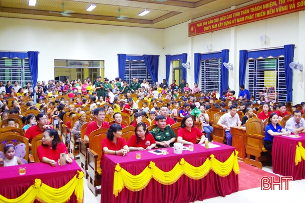 Trung thu sớm đến với trẻ em nghèo xã biển Kỳ Anh