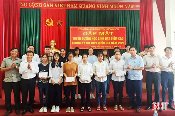 Hương Sơn tuyên dương 26 học sinh đạt điểm cao trong Kỳ thi THPT quốc gia
