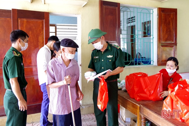 Khám, cấp thuốc cho gia đình chính sách, người có hoàn cảnh khó khăn xã Kỳ Nam