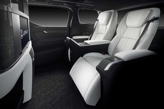 Lexus LM đắt ngang Bentley Flying Spur