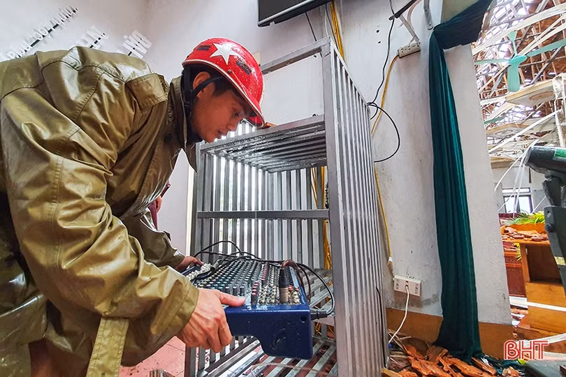 Lốc “quét” 2 phút, gãy cột viễn thông, 93 nhà dân tốc mái ở xã biển Hà Tĩnh