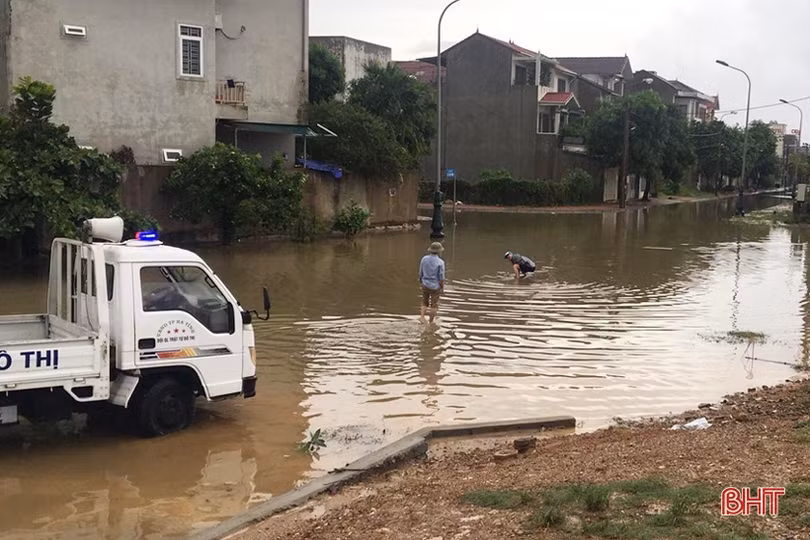 Mưa lớn trong nhiều giờ, đường phố Hà Tĩnh ngập sâu, nhà dân “chạm” lụt