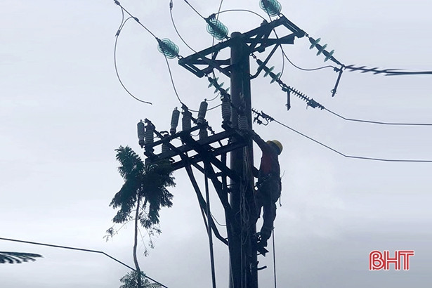 Mái tôn bị hất vào trạm biến áp gây phóng điện nhà dân ở TP Hà Tĩnh