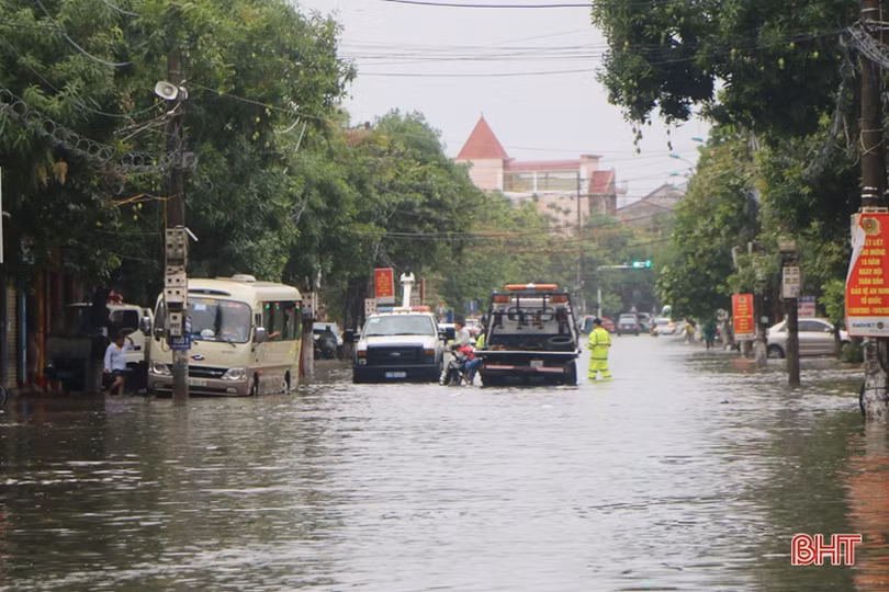 Mưa lớn trong nhiều giờ, đường phố Hà Tĩnh ngập sâu, nhà dân “chạm” lụt