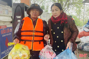 Nhóm thiện nguyện nấu gần 600 suất cơm hỗ trợ người dân vùng ngập lụt