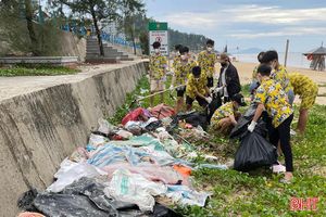Thu gom, xử lý hơn 3 tấn rác làm sạch biển Thiên Cầm