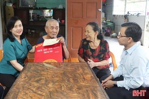 Trưởng ban Dân vận Tỉnh ủy thăm hỏi gia đình chính sách ở Cẩm Xuyên