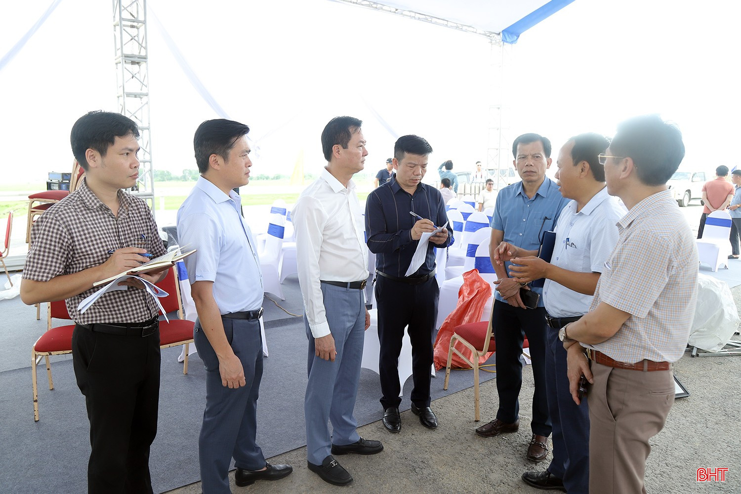 Phó Chủ tịch UBND tỉnh Trần Báu Hà giao nhiệm vụ cho các đơn vị liên quan tại địa điểm diễn ra sự kiện thuộc địa phận xã Thanh Bình Thịnh, huyện Đức Thọ.