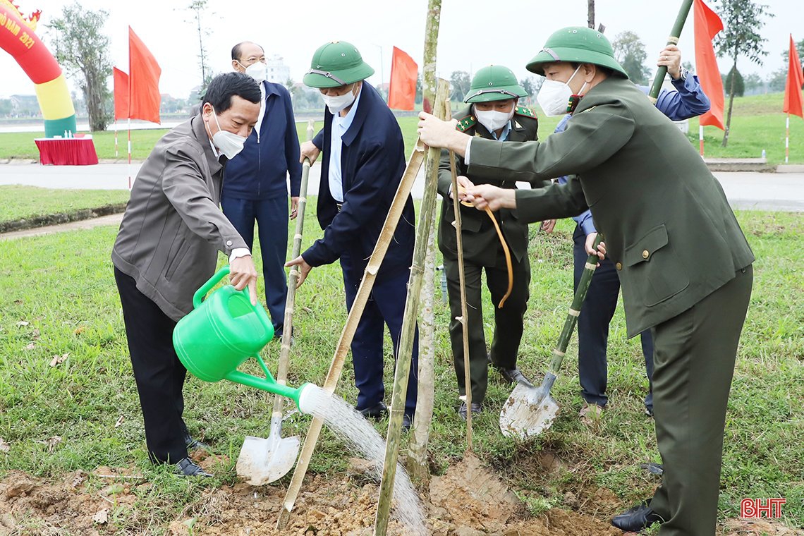 Lãnh đạo tỉnh tham gia trồng cây xanh tại thành phố Hà Tĩnh