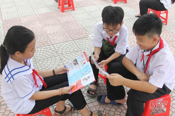 Gần 1.000 học sinh Hà Tĩnh học cách phòng đuối nước trước khi nghỉ hè