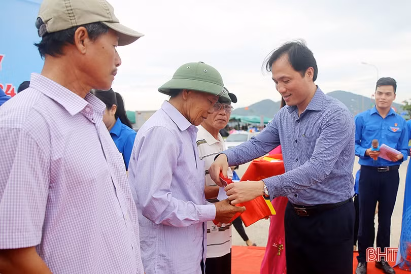 Tuổi trẻ Hà Tĩnh sôi nổi ra quân chiến dịch tình nguyện hè 2019