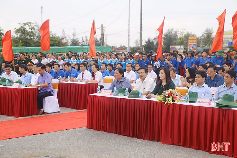 Tuổi trẻ Hà Tĩnh sôi nổi ra quân chiến dịch tình nguyện hè 2019