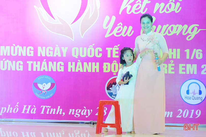 Kết nối yêu thương với trẻ em khiếm thị thành phố Hà Tĩnh