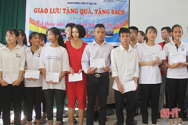 Formosa Hà Tĩnh tặng nhiều phần quà ý nghĩa cho trẻ em nghèo