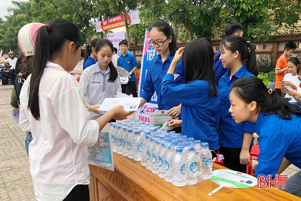 Áo xanh tình nguyện đồng hành cùng sỹ tử
