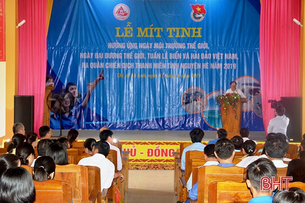 Hơn 500 cán bộ, đoàn viên thị xã Kỳ Anh vệ sinh “làm sạch biển”