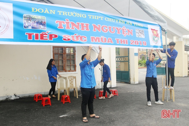 Áo xanh tình nguyện đồng hành cùng sỹ tử