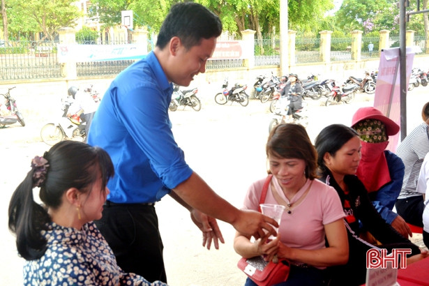 Áo xanh tình nguyện đồng hành cùng sỹ tử