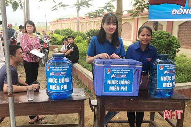 Áo xanh tình nguyện đồng hành cùng sỹ tử