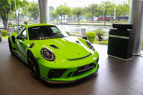 Porsche 911 GT3 RS - tăng hơn 3 lần: Sau 911 GT2 RS, Porsche Việt Nam tiếp tục mang về mẫu xe ""đàn em"" 911 GT3 RS. Porsche 911 GT3 RS được trang bị động cơ hút khí tự nhiên 6 xy-lanh, dung tích 4.0L, cho công suất 520 mã lực và mô-men xoắn 470 Nm. Mức giá niêm yết của 911 GT3 RS tại Việt Nam là gần 14 tỷ - đắt gấp 3 lần so với mức giá 190.000 USD (khoảng 4,4 tỷ) tại Mỹ. Ảnh: Toàn Thiện. Xe siêu sang, siêu xe “đội giá” từ 3 tới 6 lần khi về Việt Nam