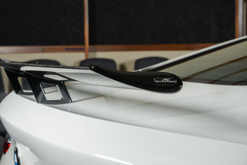 Ngắm chiếc BMW M850i ​​Coupe màu trắng với cánh lướt gió mới