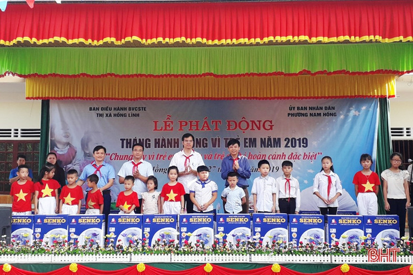 Thị xã Hồng Lĩnh trao quà cho 122 trẻ em hoàn cảnh khó khăn