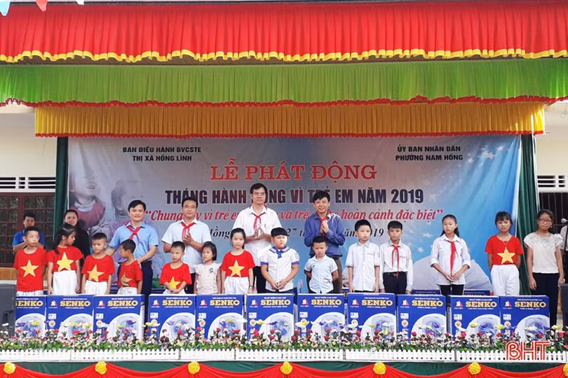 Thị xã Hồng Lĩnh trao quà cho 122 trẻ em hoàn cảnh khó khăn