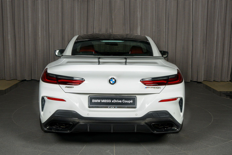Ngắm chiếc BMW M850i ​​Coupe màu trắng với cánh lướt gió mới