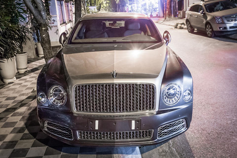 Bentley Mulsanne EWB - tăng 4 lần: Một trong những mẫu xe siêu sang đình đám nhất Việt Nam là chiếc Bentley Mulsanne trục cơ sở dài (EWB) khi số lượng chỉ đếm trên đầu ngón tay. Bentley Mulsanne EWB sở hữu động cơ V8 6.75L cho sức mạnh 505 mã lực và mô-men xoắn 1.019 Nm. Tại Mỹ, Mulsanne EWB có giá 349.000 USD (khoảng 8,2 tỷ) cho bản tiêu chuẩn. Tại Việt Nam, phiên bản tiêu chuẩn này có giá khoảng 31 tỷ. Sau khi về Việt Nam, Mulsanne EWB bị đội giá lên gần 4 lần. Ảnh: Việt Hoàng. Xe siêu sang, siêu xe “đội giá” từ 3 tới 6 lần khi về Việt Nam