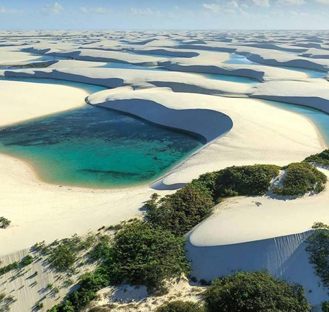 Kỳ lạ nghìn hồ nước xếp chi chít giữa sa mạc bước ra từ vũ trụ Marvel