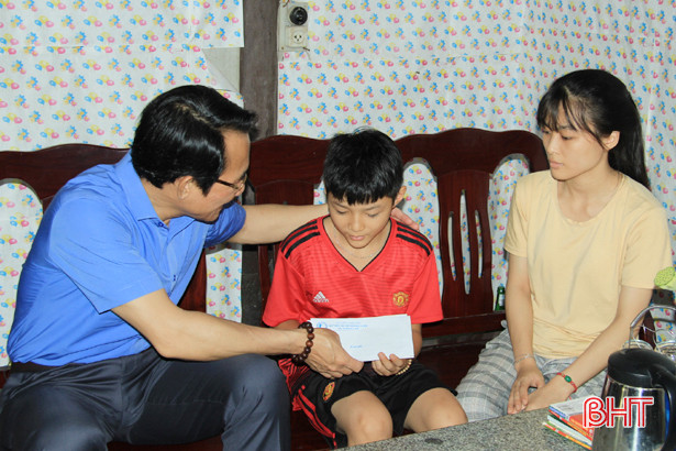 Nghi Xuân trao 30 suất quà cho trẻ em có hoàn cảnh khó khăn nhân ngày Quốc tế Thiếu nhi